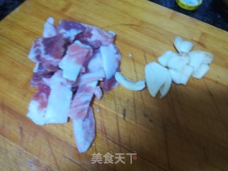 白菜五花肉炖冻豆腐粉条的做法步骤：2