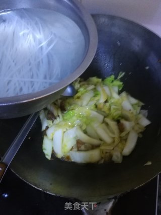 白菜五花肉炖冻豆腐粉条的做法步骤：11