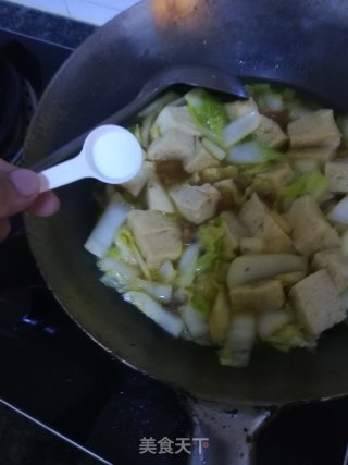 白菜五花肉炖冻豆腐粉条的做法步骤：15