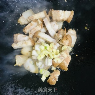 酸菜炒扣肉的做法步骤：2