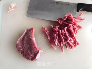 牛肉炒辣椒的做法步骤：1