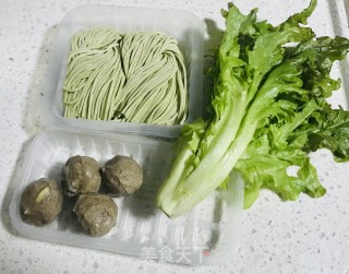 牛肉丸菠菜面的做法步骤：1