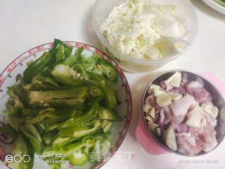 青椒白菜炒肉片的做法步骤：1