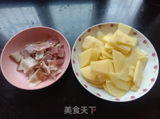 腊肉炒土豆片的做法步骤：1