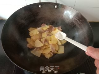 腊肉炒土豆片的做法步骤：6