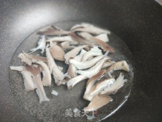 蒜黄平菇炒鸡蛋的做法步骤：5