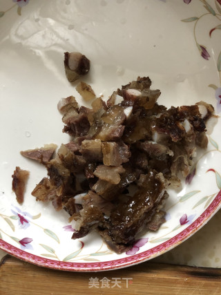 腊肉丁炒豌豆的做法步骤：2