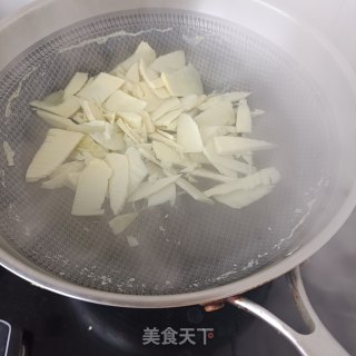 烟熏腊肉炒冬笋的做法步骤：3