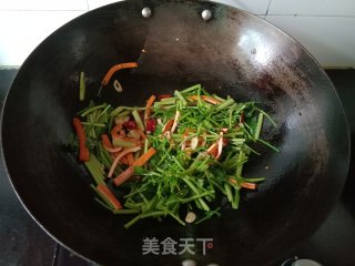 野芹菜炒香干的做法步骤：5