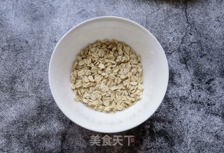 火龙果燕麦奶昔的做法步骤：2