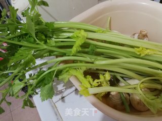 芹菜肉片炒年糕的做法步骤：1