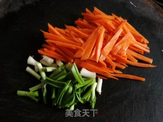 芹菜肉片炒年糕的做法步骤：5