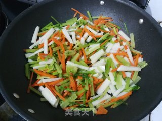 芹菜肉片炒年糕的做法步骤：9