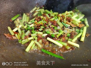 腊肉蒜薹炒饭的做法步骤：2