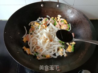 虾仁青豆炒河粉的做法步骤：6