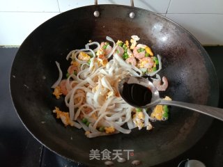 虾仁青豆炒河粉的做法步骤：7