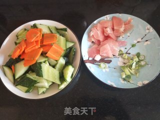 黄瓜胡萝卜片炒肉的做法步骤：1