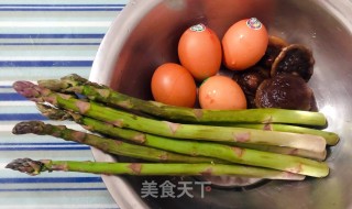 芦笋香菇炒鸡蛋#家常小炒#的做法步骤：1