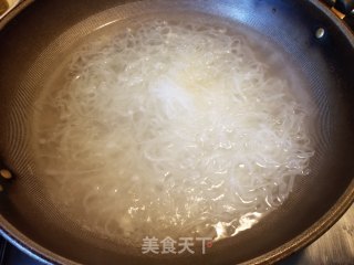 酸菜汤河粉的做法步骤：4