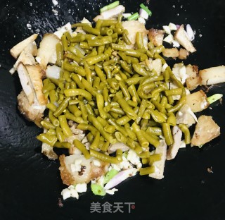 扣肉炒酸豆角的做法步骤：5