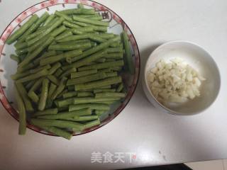 素炒豆角的做法步骤：1