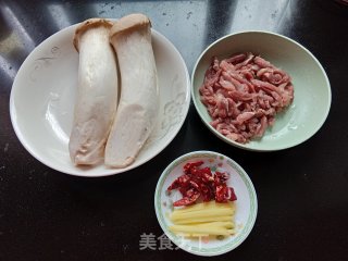 杏鲍菇炒肉丝的做法步骤：1