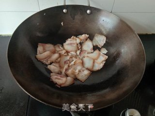 青椒炒腊肉的做法步骤：2