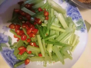 西芹炒肉的做法步骤：1