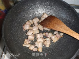 荷兰豆炒五花肉的做法步骤：2