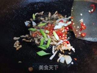 肉丝韭菜炒豆腐丝的做法步骤：2