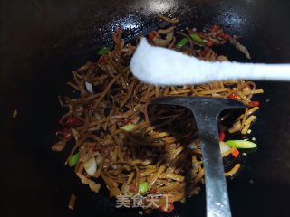 肉丝韭菜炒豆腐丝的做法步骤：4