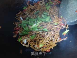 肉丝韭菜炒豆腐丝的做法步骤：6