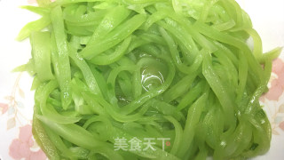 家常清炒莴笋丝，营养鲜香，清新爽脆，很有食欲。的做法步骤：11