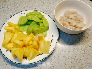 夏天开胃瘦身美食～菠萝炒虾球的做法步骤：3