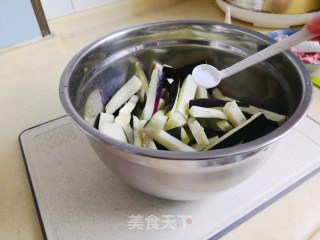 鱼香茄子的做法步骤：2