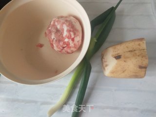 莲藕猪肉馅饺子的做法步骤：1