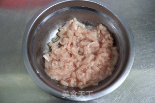 爽脆鲜嫩下饭的肉丝炒芹菜胡萝卜的做法步骤：2