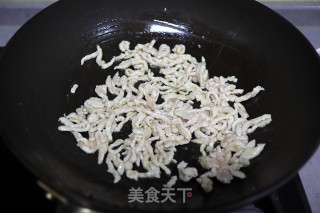 爽脆鲜嫩下饭的肉丝炒芹菜胡萝卜的做法步骤：4