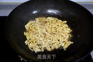 爽脆鲜嫩下饭的肉丝炒芹菜胡萝卜的做法步骤：5