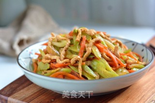 爽脆鲜嫩下饭的肉丝炒芹菜胡萝卜的做法步骤：10