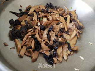 素菜春卷的做法步骤：7