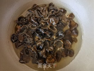 洋葱木耳拌菠菜的做法步骤：4