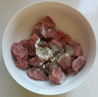 蒜香牛肉粒的做法步骤：2