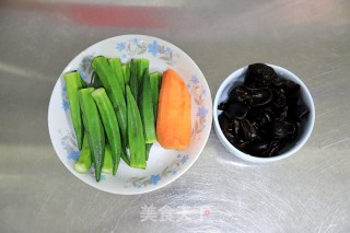 素食小炒之炒秋葵木耳的做法步骤：1