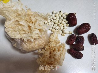 莲子红枣银耳羹的做法步骤：1