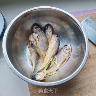 椒盐黄花鱼的做法步骤：2