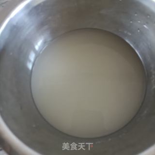 槐花鲜虾黑面包的做法步骤：1