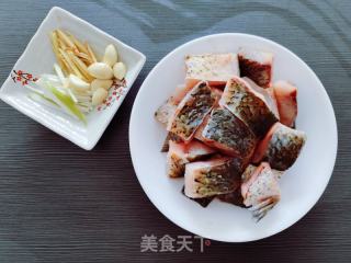 不用油炸的红烧鱼块，香而不腻肉质鲜嫩的做法步骤：1