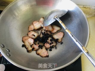 黑豆豉萝卜干炒腊肉的做法步骤：3