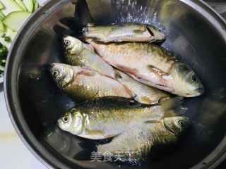 家常烧鲫鱼的做法步骤：2